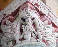 Chauvigny, Eglise Saint-Pierre, Chapiteau 5, Animal monstrueux devorant un homme, Tete de lion (ou plutot de lionne), ailes, queues de serpent (1)